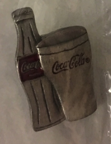 4847-3 € 3,00 coca cola ijzeren pin model fles met glas.jpeg